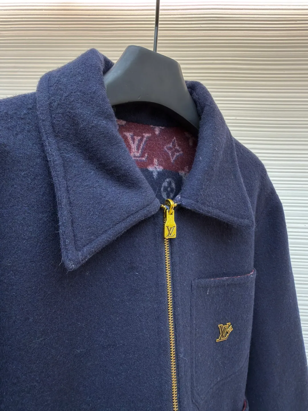 LOUIS VUITTON double-sided workwear wool jacket ●Original version: purchased and developed for 30,000 ●Item number: 1682367-E65 ●Fabric: sheep wool fabric ●Technology: jacquard production ●Color: red and blue ●Version: fitted version ●Weight: about 925 grams ●Size: 44-46-48-50 ●Description: Customized luxurious and soft double-woven high-density cashmere silk cloth (sheep wool content is up to 90%) Rough but soft, solid and fluffy, like clouds wrapped in the warm winter sun, using a color rebellion to redefine the luxury logic of double-wearing. On the one hand, there is untamed fantasy. Red and blue tear wild tension on the wool fabric. The Monogram presbyopia is disassembled and reorganized, allowing the century-old totem to continue to burn in the contemporary context. On the other hand, it is plain ambition. Only a metal LV logo is embellished on the breast pocket. With a crisp silhouette and delicate texture, it silently declares that luxury never needs to be printed all over. The aura is as broad as the territory. There is no need to change clothes. Turning is the ritual from battlefield to feast. The sense of luxury exudes from the inside out. The style is never shackles. Fabric jacquard technology: By weaving a full-width Monogram jacquard texture on the surface of the fabric, the interweaving method of warp and weft lines is controlled, and the interweaving density and tension of the yarns are precisely controlled to make it more three-dimensional. Jingyi Double Lip Hidden Check Sewing Bag Process Positioning and tracing - bag opening and cutting - double lip shaping - bag cloth sewing - invisible grid lining - final inspection and ironing. No machine foot intervention in the whole process. Purely manual operation, infrared positioning cutting machine to achieve precise positioning of materials through infrared emitters and infrared receivers. The accuracy can reach the micron level, thereby meeting the effect of high-precision cutting of alignment strips. The overall wiring is straight and delicate, the fabric is comfortable and soft, and the color is consistent without color difference. It can be matched with the same style to create a fashionable look and control various occasions. Customized accessories, complete with three standards, same style for men and women!